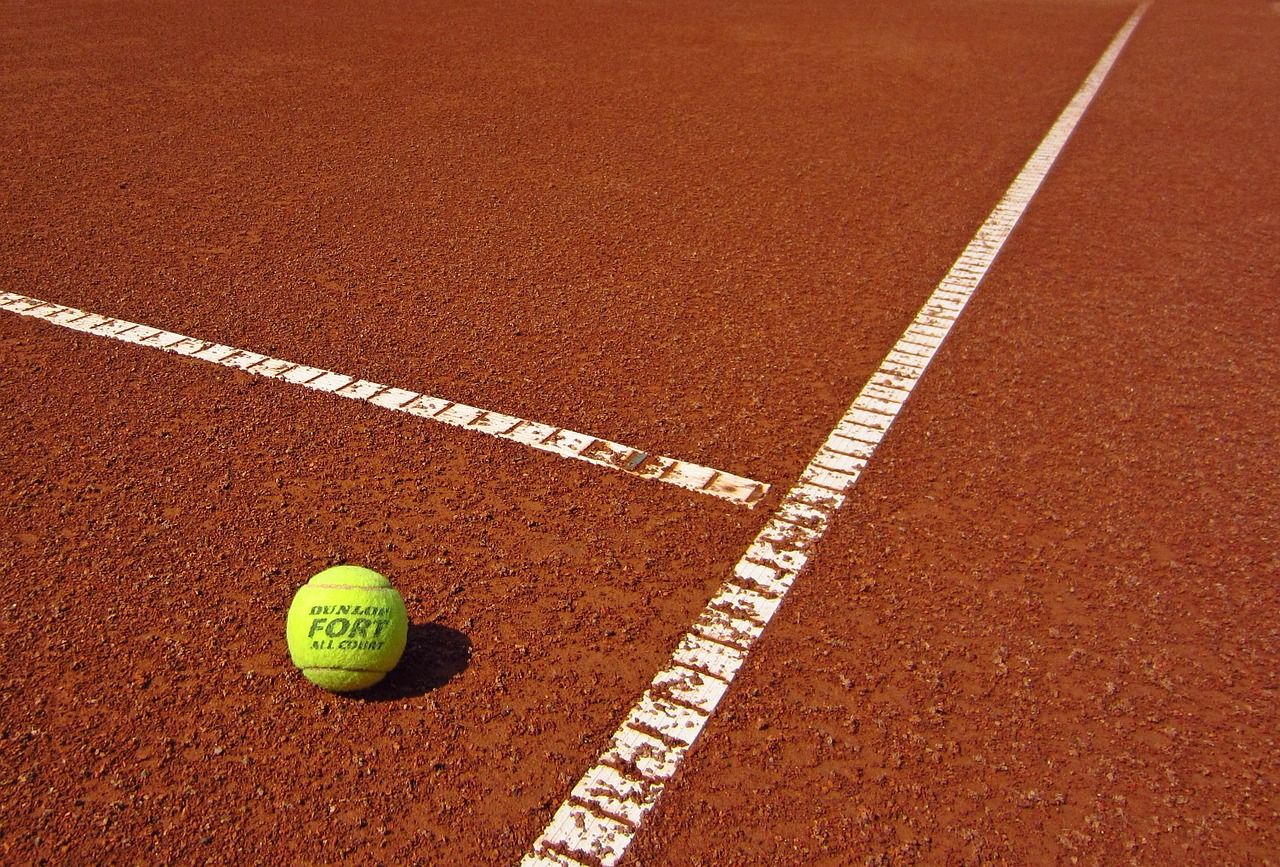 Budowa kortu tenisowego na własnej posiadłości – co należy wziąć pod uwagę?