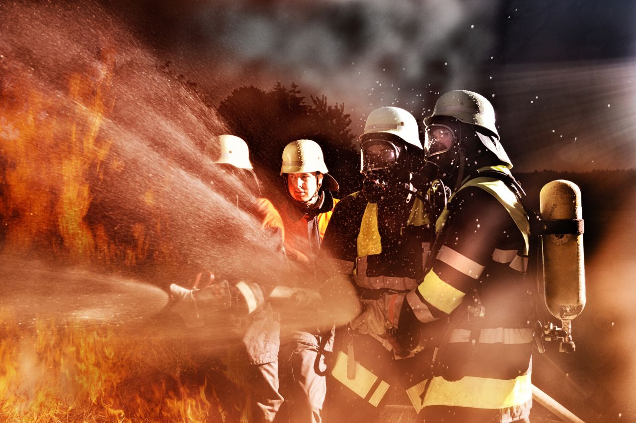 Praca strażaka – jak chronić się przed żywiołami?