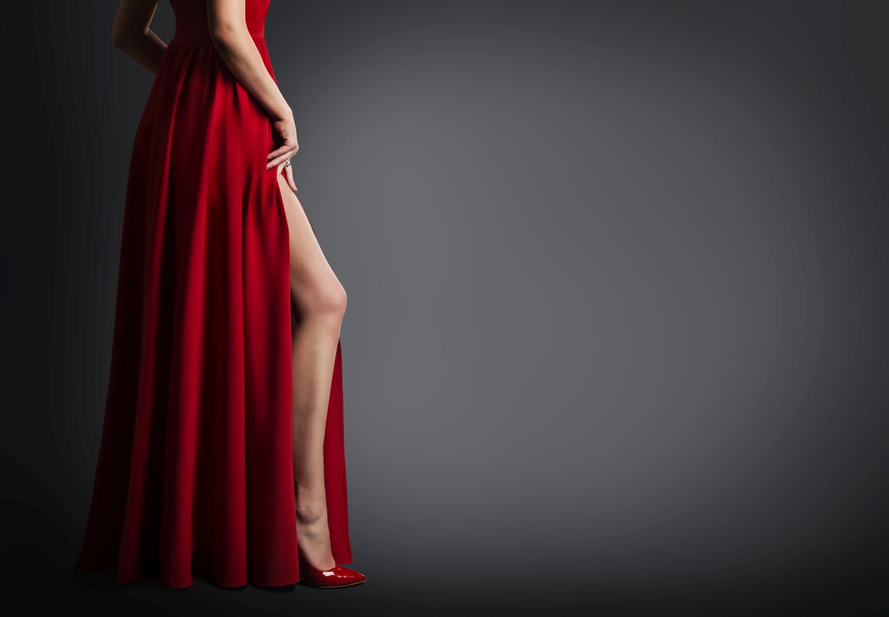 Przy jakiego typu okazjach warto się zdecydować na założenie długiej sukni?