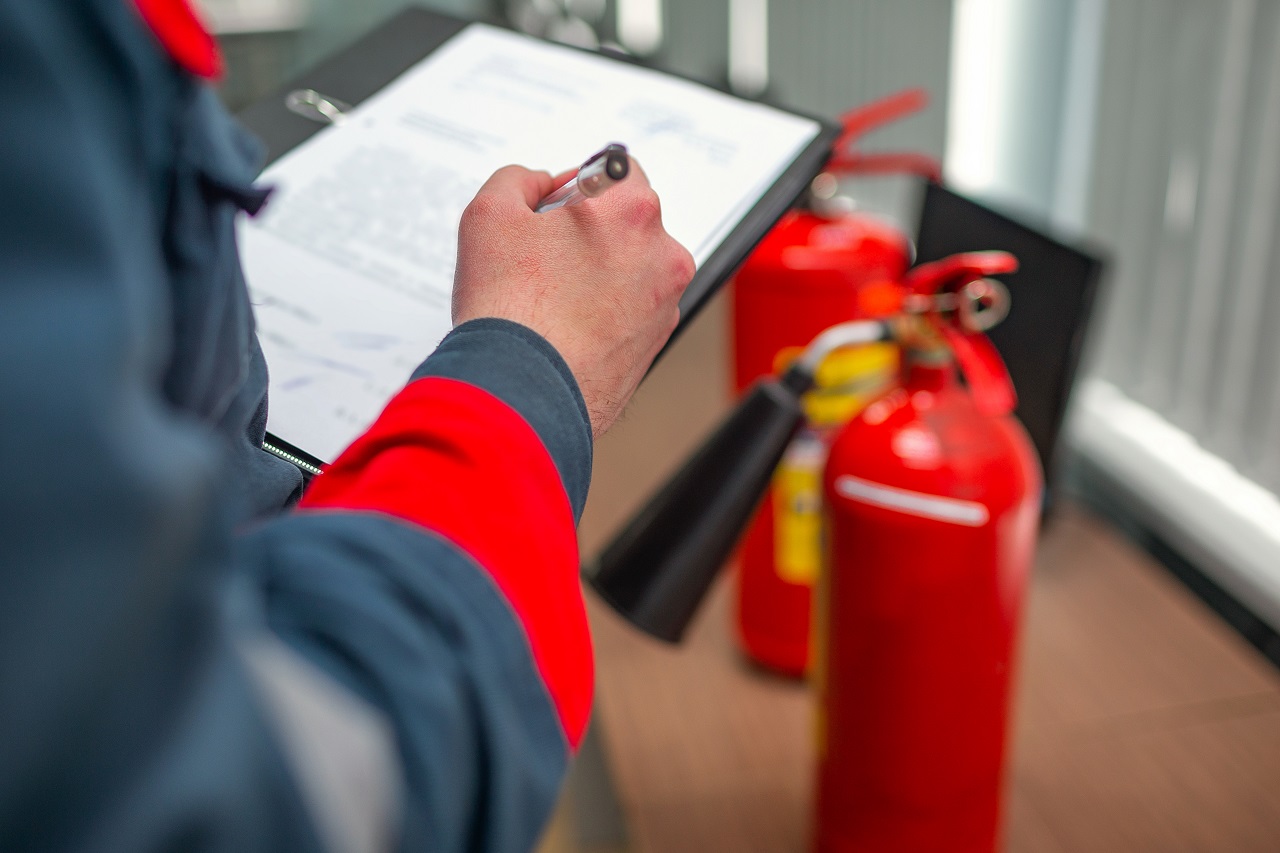 Jakie czynności są podejmowane w zakresie zachowania bezpieczeństwa przeciwpożarowego?
