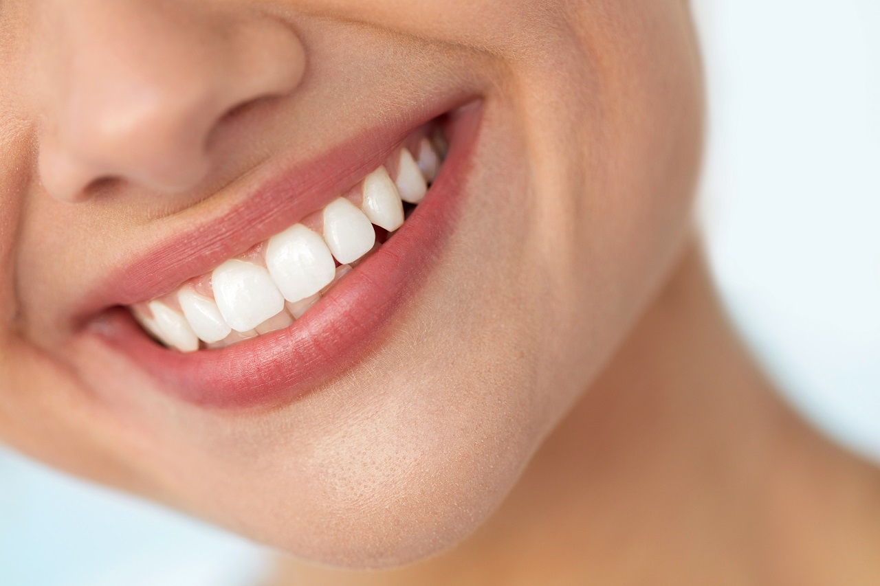 Jakimi sposobami można zapewnić sobie białe i piękne zęby?