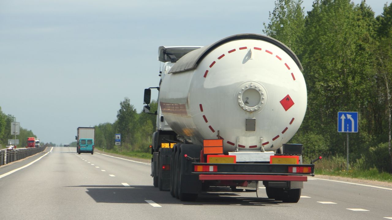 Przewożenie materiałów niebezpiecznych ciężarówką – naklejki ADR