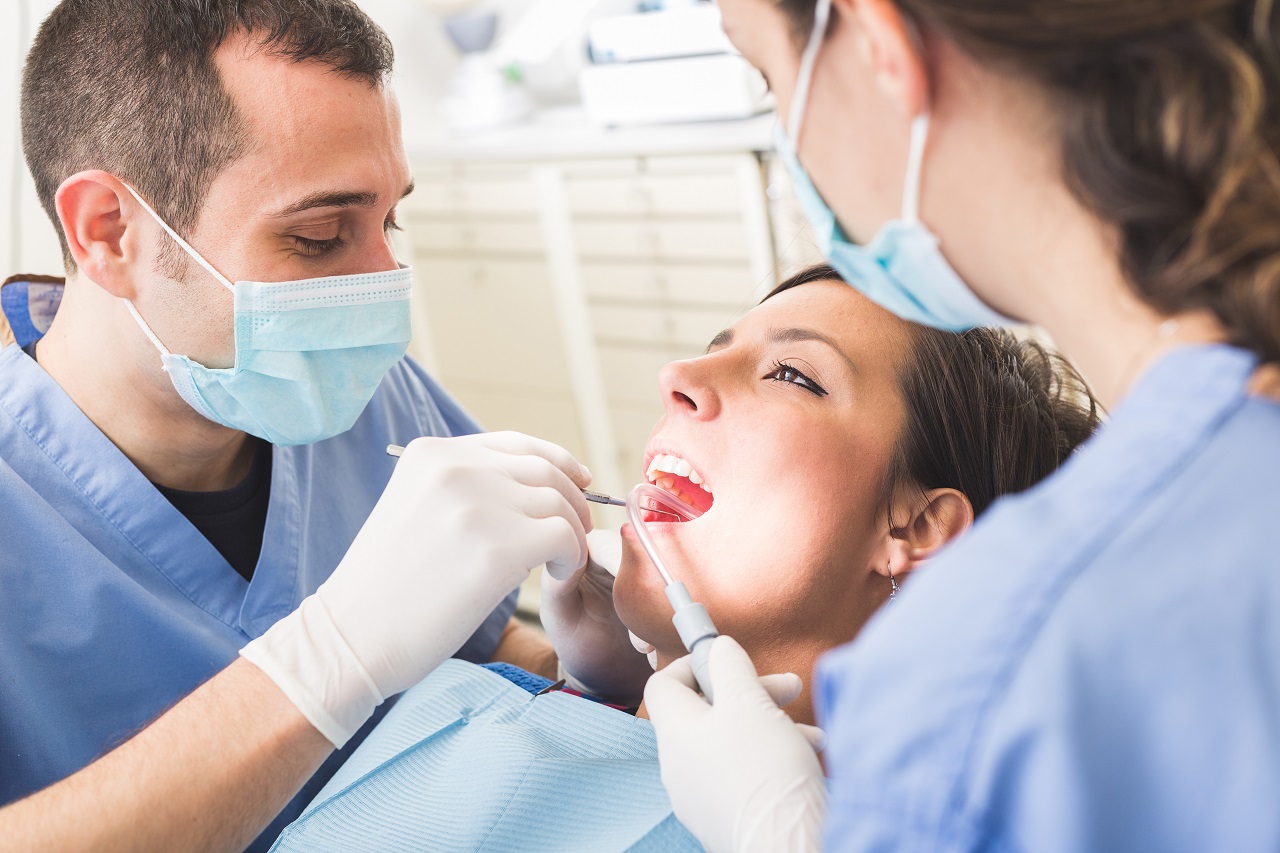 Usługi stomatologiczne – jakie działania składają się na ofertę różnych punktów na rynku?
